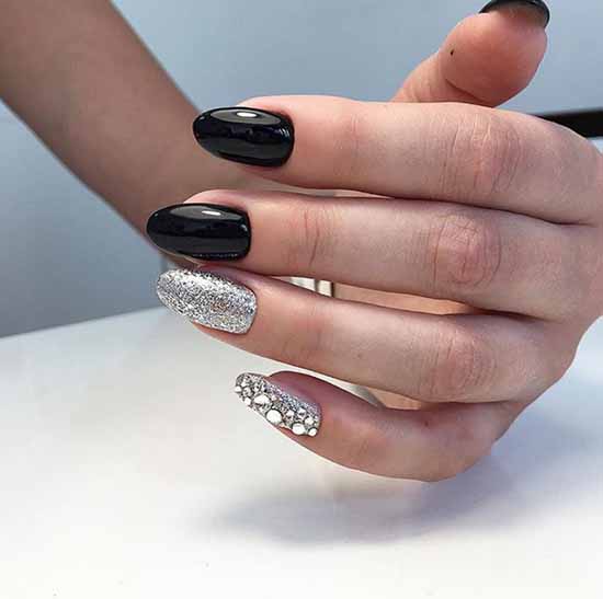 Conception d'ongles scintillants: nouvelle manucure sur la photo