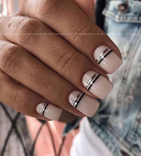 Conception d'ongles scintillants: nouvelle manucure sur la photo