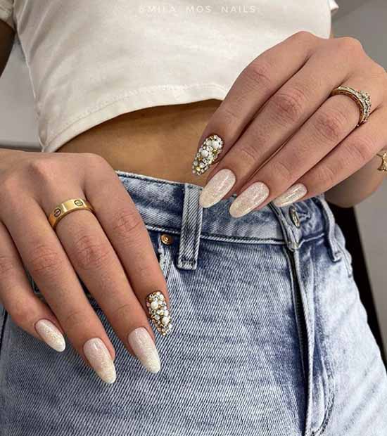 Conception d'ongles scintillants: nouvelle manucure sur la photo