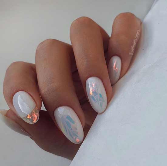 Verre cassé sur les ongles de lait