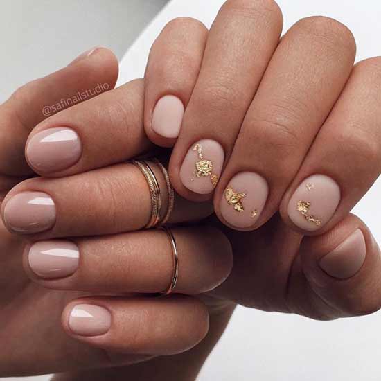 Conception d'ongles beige avec du papier d'aluminium