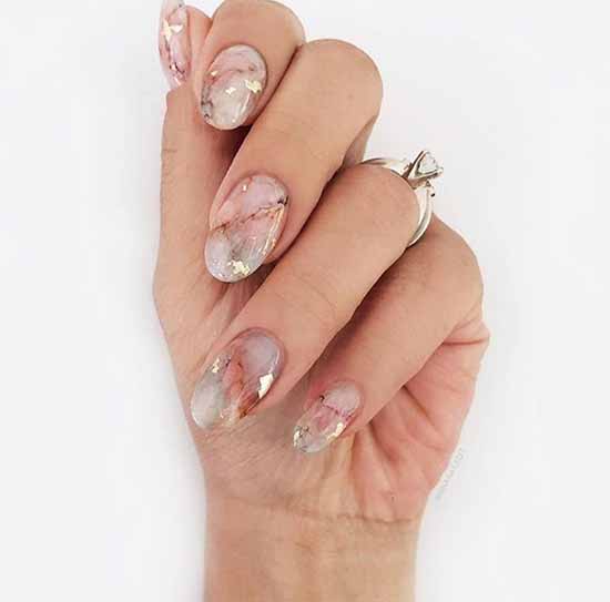 Conception d'ongles en feuille: photo, nouveautés de manucure à la mode