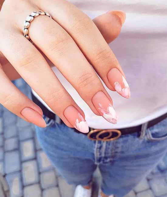 French manicure with a pattern: French novelties 2021