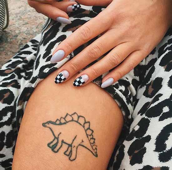 French manicure with a pattern: French novelties 2021