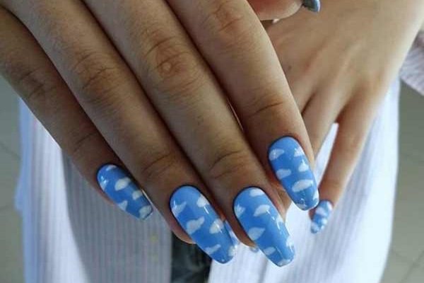 Ciel sur les ongles