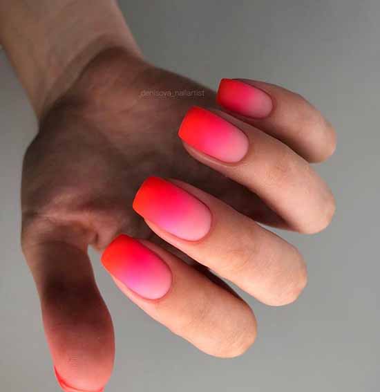 Beaux ongles mats: design, nouvelle manucure sur la photo