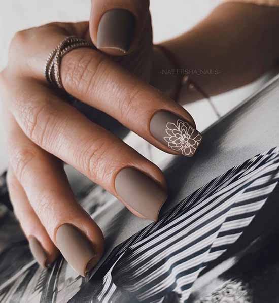 Beaux ongles mats: design, nouvelle manucure sur la photo