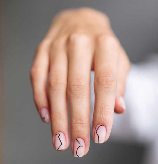 Ongles courts avec des dessins