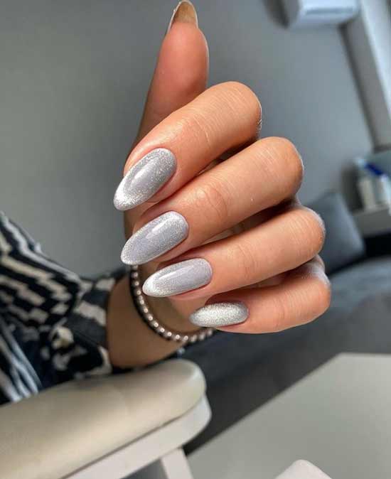 Conception des ongles gris et blanc du nouvel an