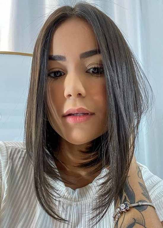 Fashionable haircuts for shoulder-length hair 2021: photos, trends