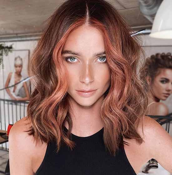 Coupes de cheveux à la mode pour les cheveux mi-longs 2021: photos, tendances