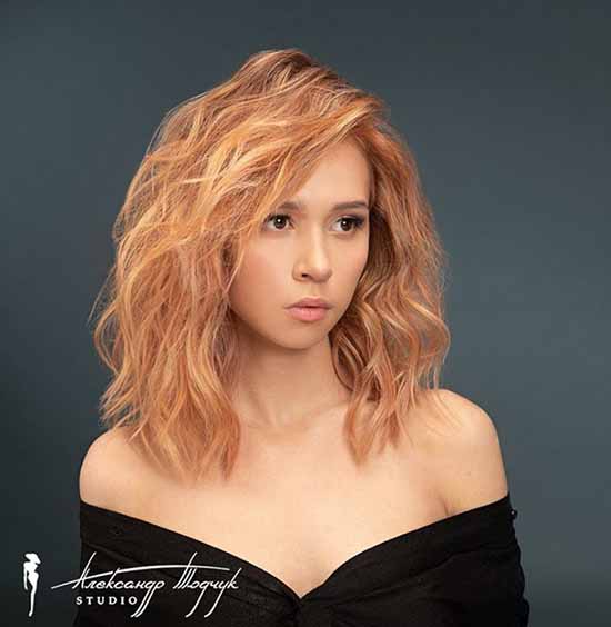 Fashionable haircuts for shoulder-length hair 2021: photos, trends