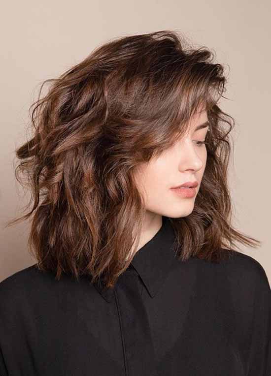 Fashionable haircuts for shoulder-length hair 2021: photos, trends