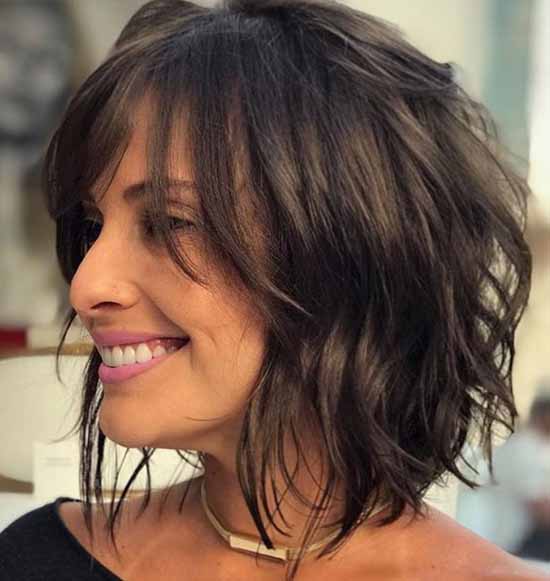 Fashionable haircuts for shoulder-length hair 2021: photos, trends