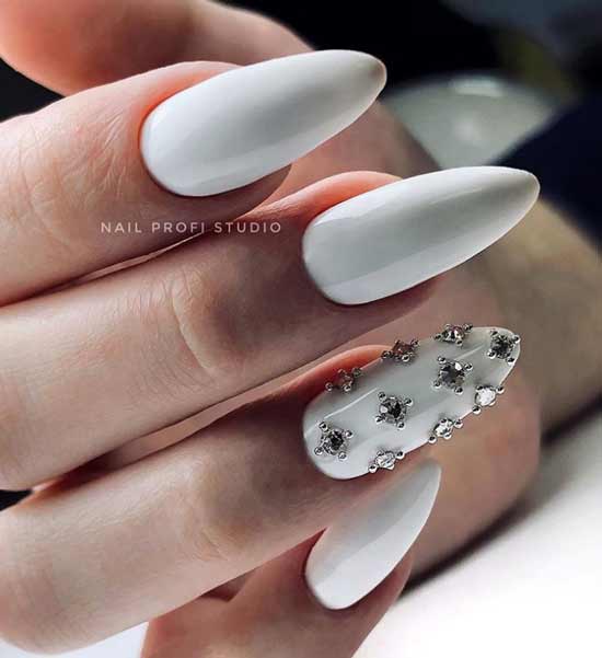 Manucure blanche avec strass