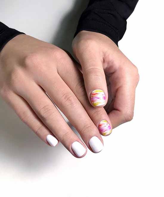 Ongles blancs avec des dessins