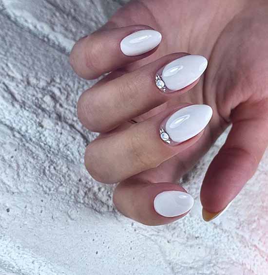 White nails with designs: new items, manicure ideas in the photo