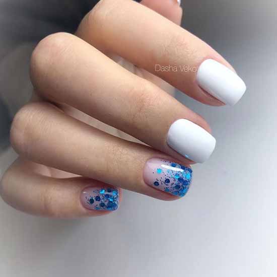 Paillettes brillantes le long du bord de l'ongle