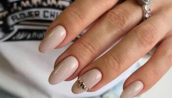 Nude manicure with sparkles