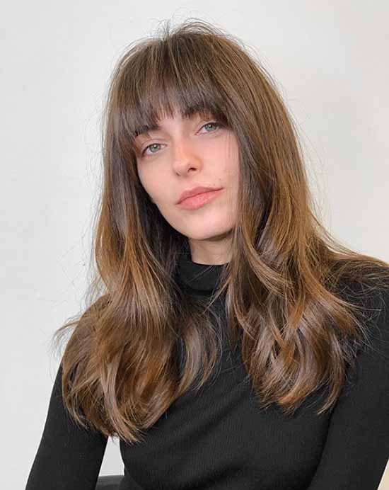Les meilleures coupes de cheveux avec une frange 2021: photos, formes à la mode