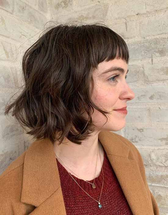 Les meilleures coupes de cheveux avec une frange 2021: photos, formes à la mode
