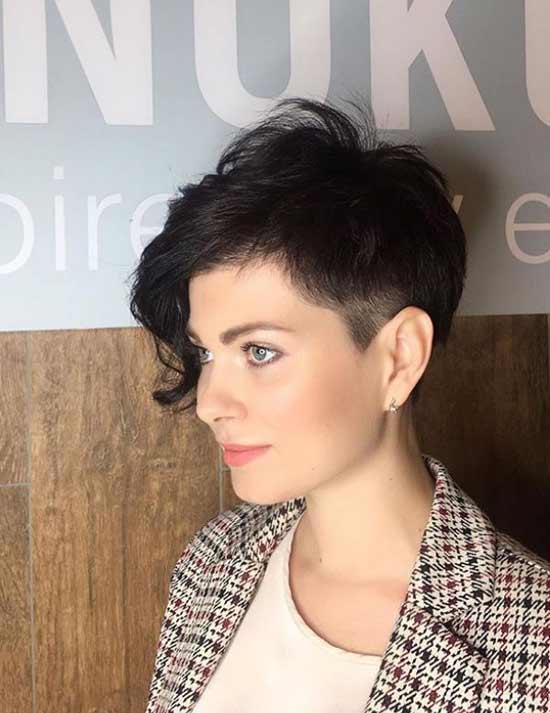 Coupes de cheveux photo frange allongée bouclée