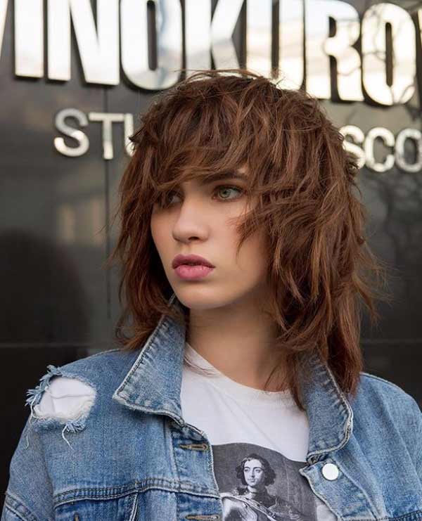 Coupe de cheveux de longueur moyenne avec une frange