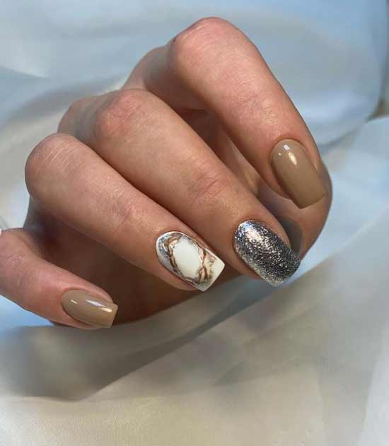 Vernis à ongles beige et motifs pailletés