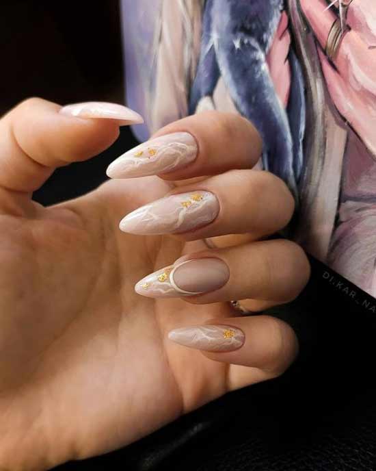 Ongles longs beiges pailletés