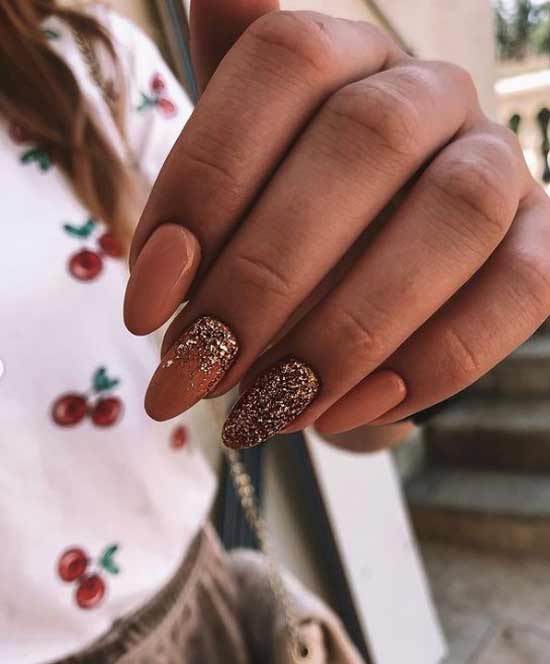 Beige moon glitter manicure