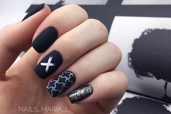 Ongles à paillettes noires