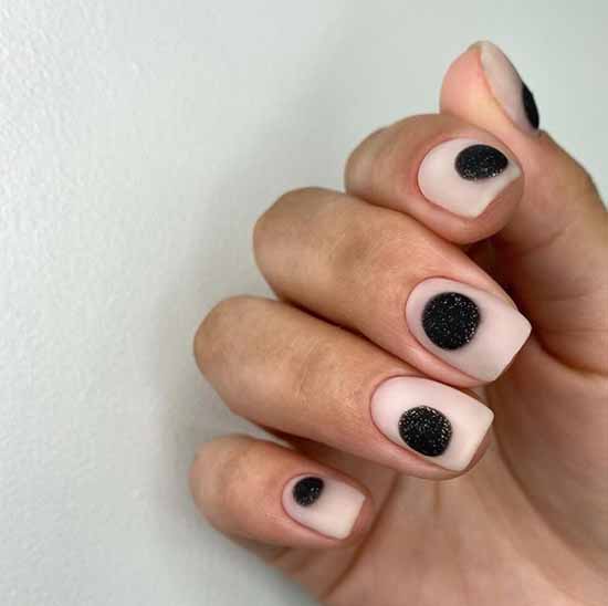 Manucure pailletée noire et beige