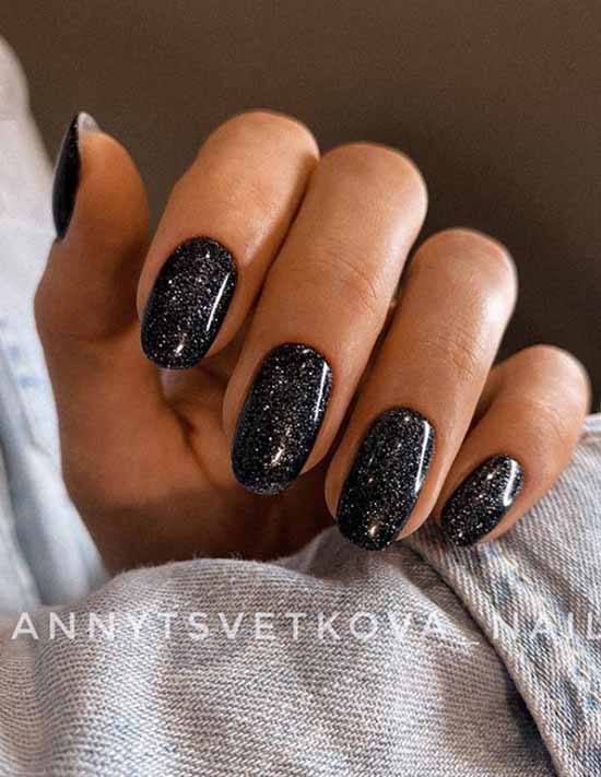 Manucure monochrome noir avec paillettes