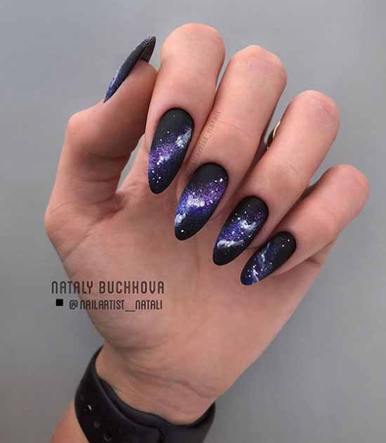 Texture d'ongles longs noirs avec des paillettes