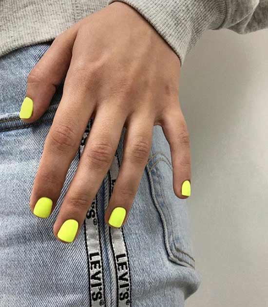 Ongles courts manucure jaune fluo