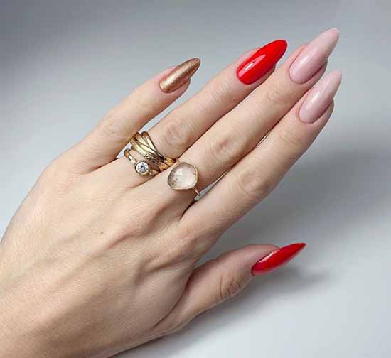 Longs ongles pointus avec du rouge et de l'or