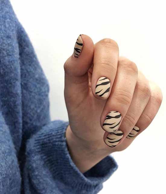 Ongles courts avec impression