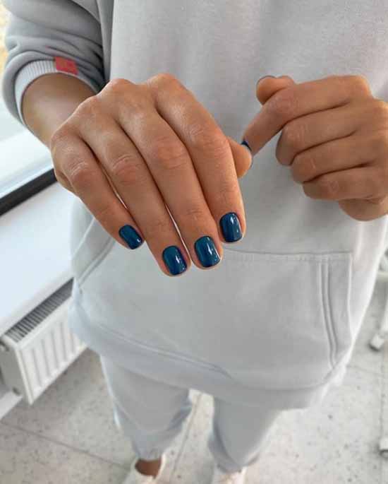 Stylish color of short nails