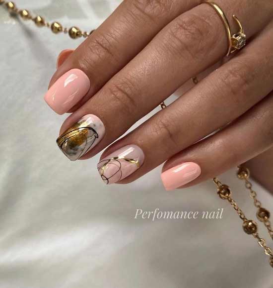 Ongles nude à la feuille d'or