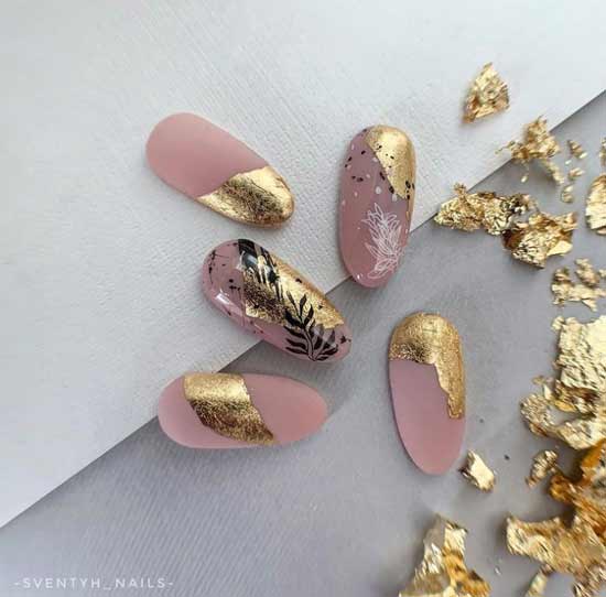 Feuille d'or colorée dans la conception des ongles