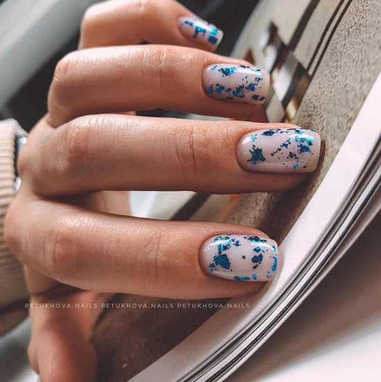 Fond d'ongles laiteux feuille bleu