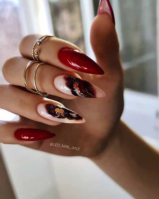 Ongles bordeaux à la feuille d'or