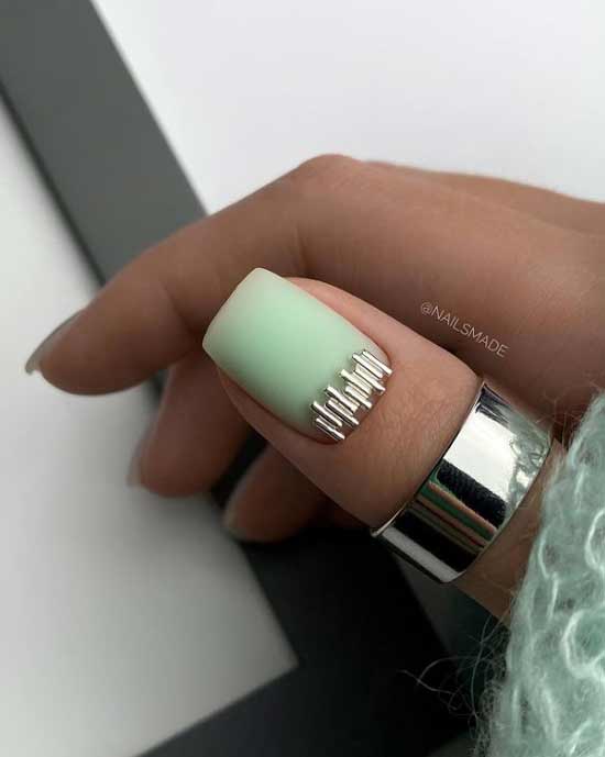 Trendy menthol manicure