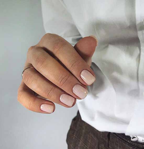 Manucure pailletée beige: idées de conception d'ongles gracieuses