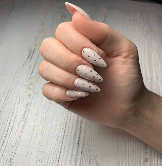 Beige glitter manicure: graceful nail design ideas