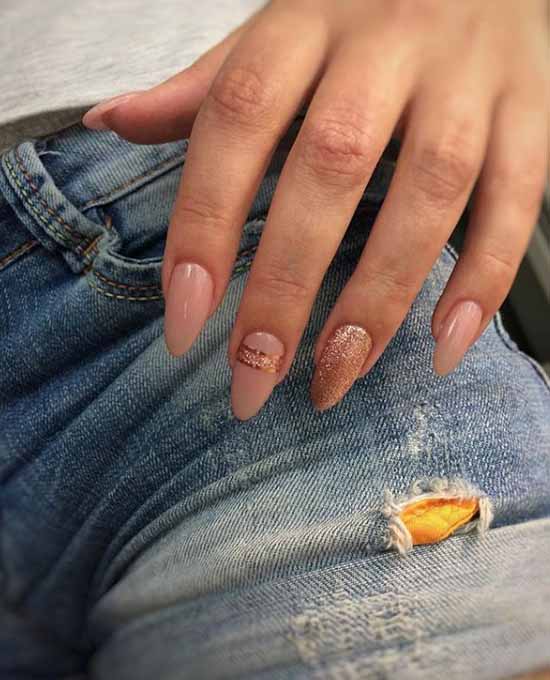 Beige glitter manicure: graceful nail design ideas