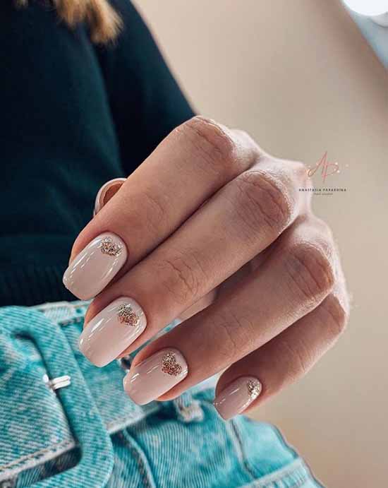 Beige glitter manicure: graceful nail design ideas