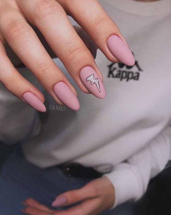 Beige glitter manicure: graceful nail design ideas