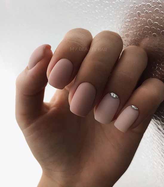 Beige glitter manicure: graceful nail design ideas