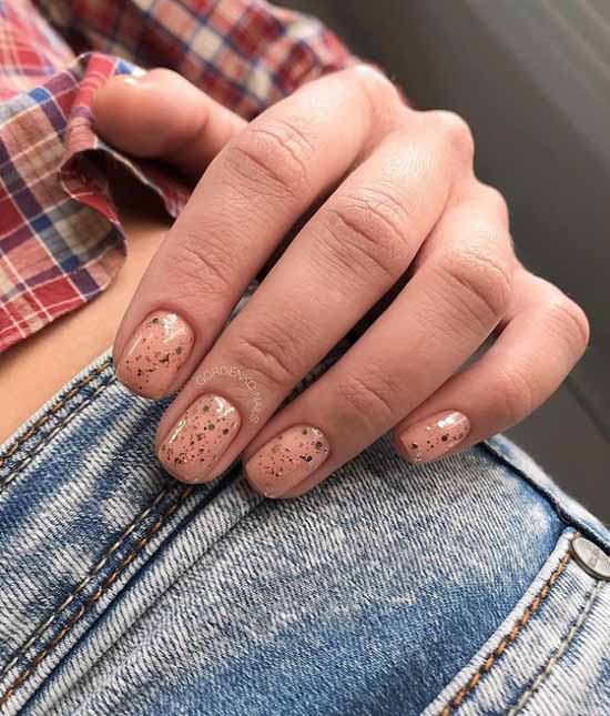 Beige glitter manicure: graceful nail design ideas